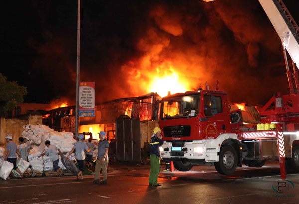 Thông tin vụ cháy nhà máy nhựa Hưng Yên và Chợ Gạo gây hậu quả nghiêm trọng